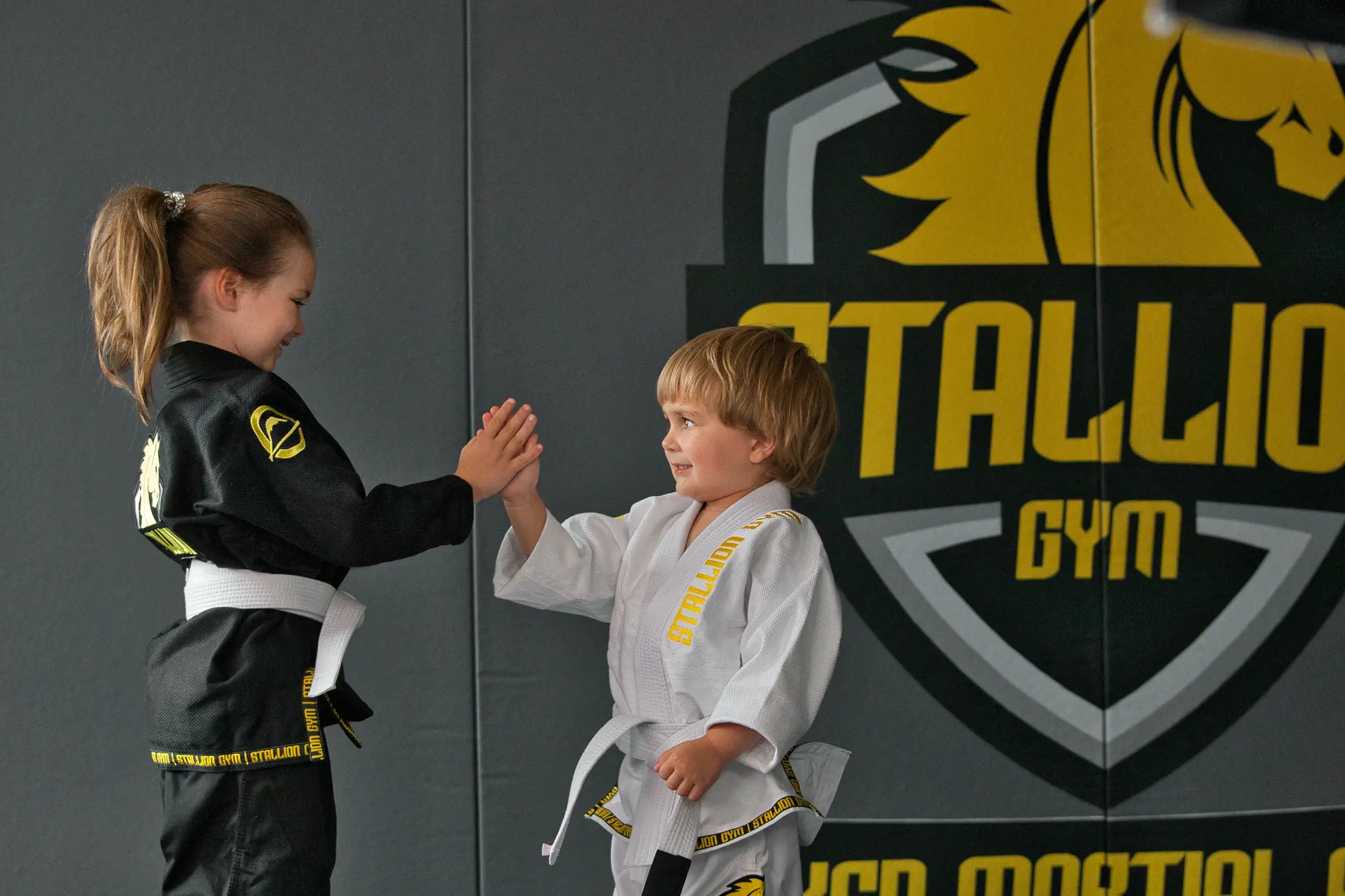 Zwei Kinder geben sich High Five