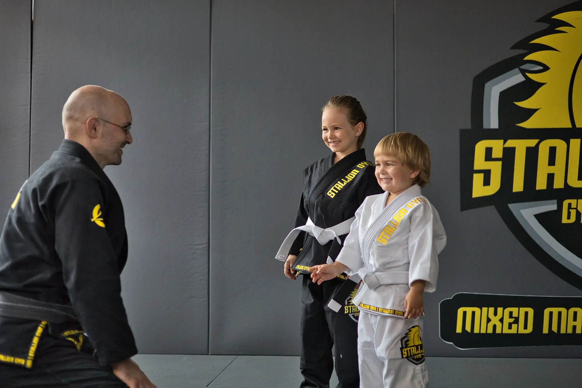 Trainer mit Kindern beim BJJ-Training